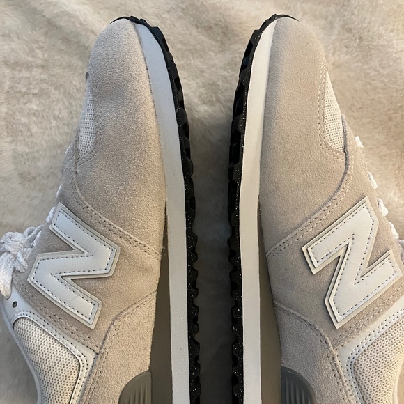 Women’s New Balance - Picture 7 of 8
